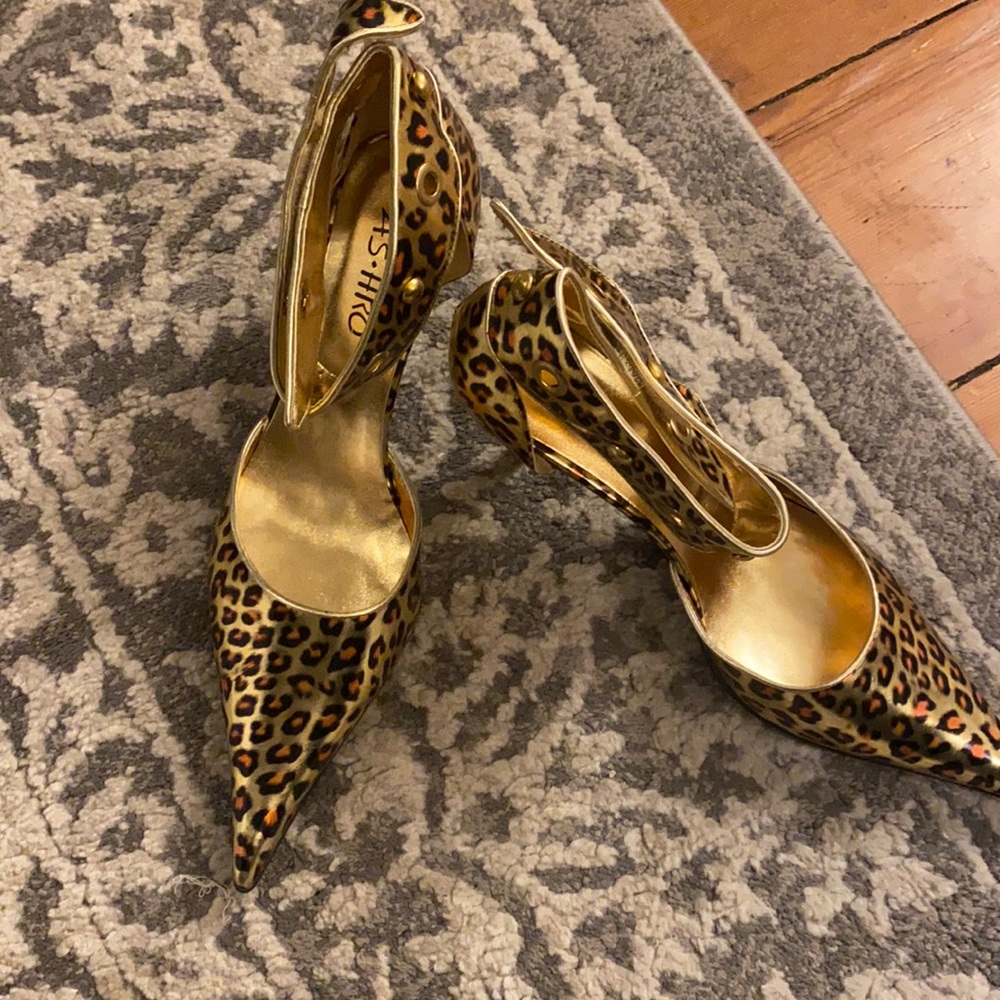 Beautiful leopard high heels. Size 8. Brand new.